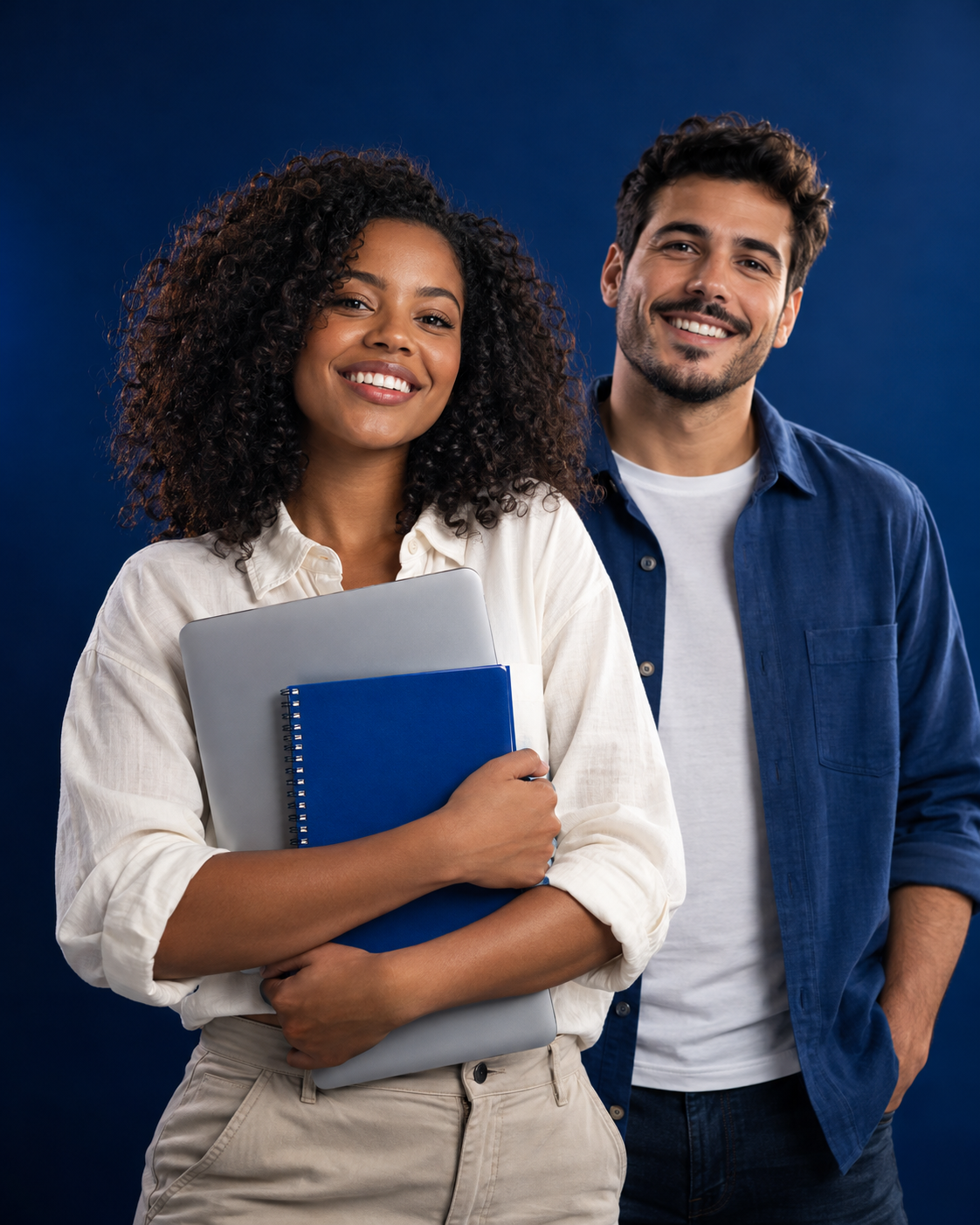 Imagem ilustrativa de estudantes com um notebook e materiais de estudo